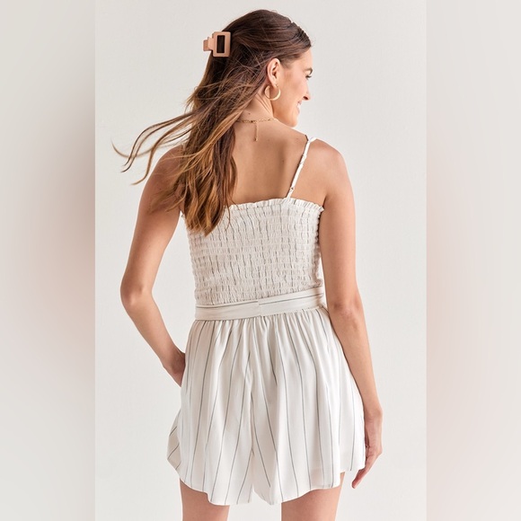 Francesca's Collections White Jumpsuit with Smocked Bodice and Wide-Leg Design - Picture 3 of 8